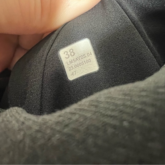 Lululemon Utilitarian Cargo Pants Mens Size 38 Black Classic Fit - Picture 9 of 9